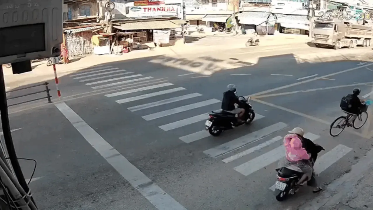 Chuyển hướng thiếu quan sát, người phụ nữ suýt mất mạng dưới bánh ô tô tải