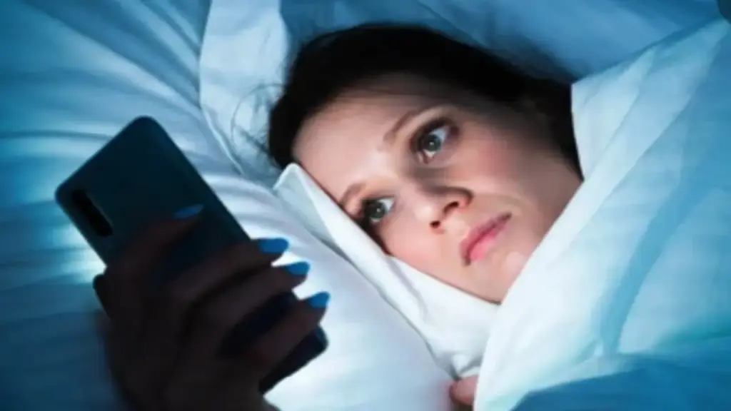 Cô gái "đột quỵ mắt" khi dùng điện thoại trước giờ ngủ