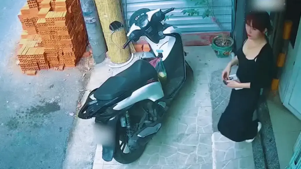 Cô gái 'đứng hình' sau cú ném chìa khóa vào cốp xe