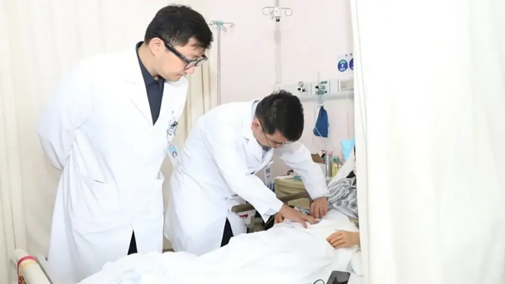 Cô gái phải cắt bỏ ruột vì uống hàng trăm viên thuốc nhuận tràng mỗi ngày