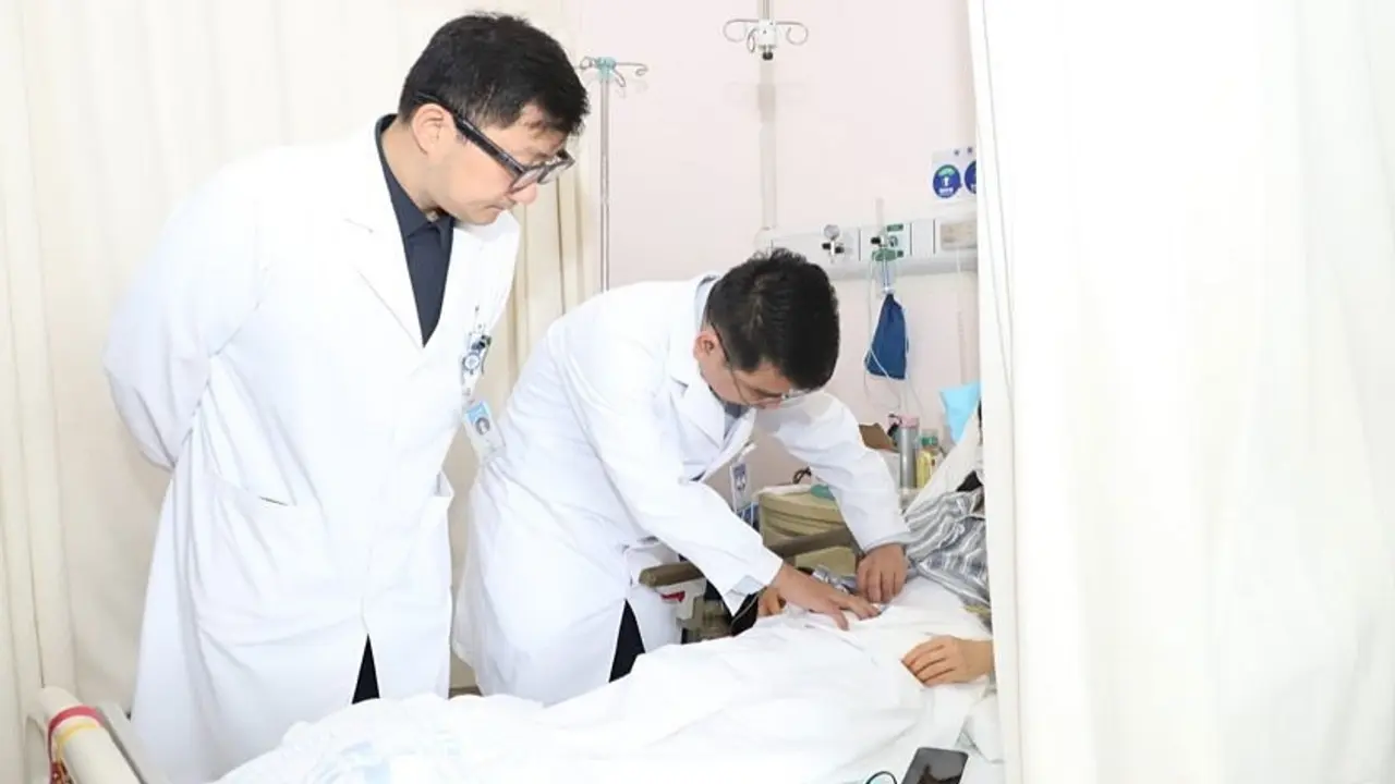 Cô gái phải cắt bỏ ruột vì uống hàng trăm viên thuốc nhuận tràng mỗi ngày