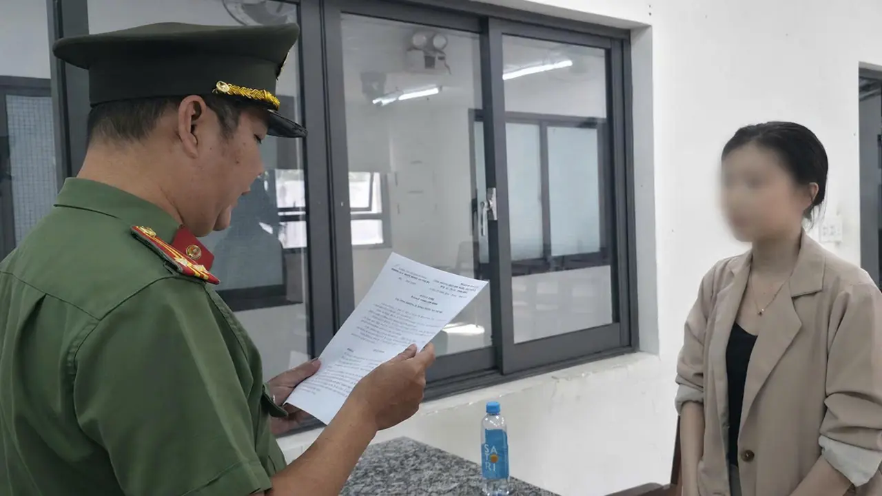 Cô gái thuê người thi hộ tiếng Anh để hoàn tất bằng thạc sĩ