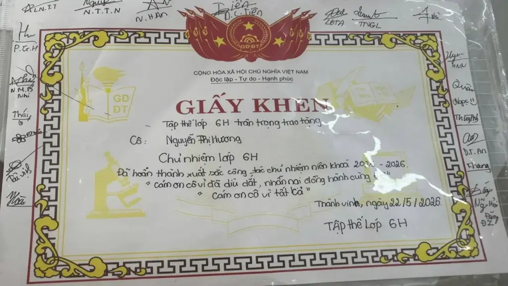 Cô giáo Nghệ An xúc động khi nhận "giấy khen" đặc biệt từ học trò