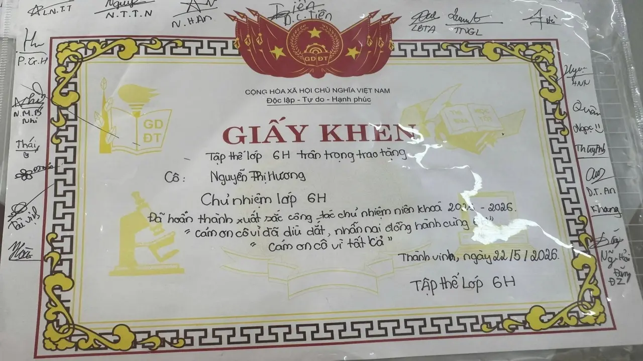Cô giáo Nghệ An xúc động khi nhận "giấy khen" đặc biệt từ học trò