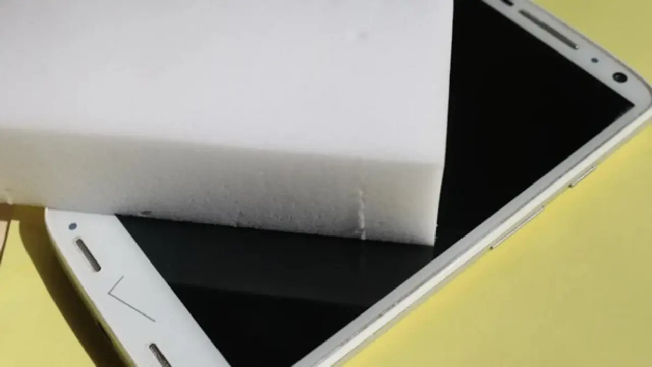 Có nên dùng Magic Eraser để xóa vết xước trên màn hình điện thoại?