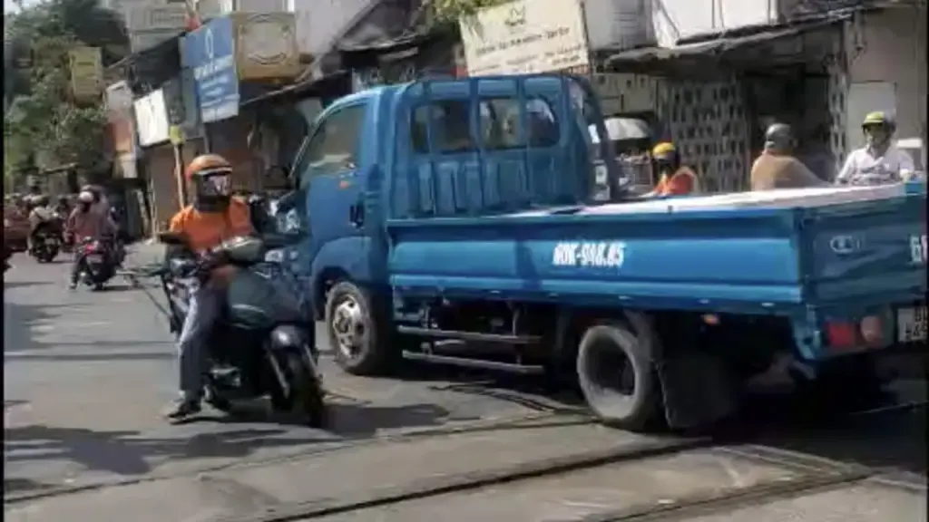 Cố tình vượt rào chắn đang hạ, tài xế xe tải bị tước bằng 2 tháng