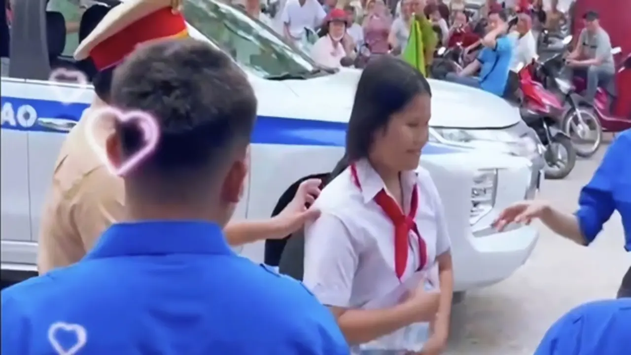“Con lên xe”: Hành động đẹp của CSGT Đồng Nai giữa mùa thi lan tỏa mạng xã hội