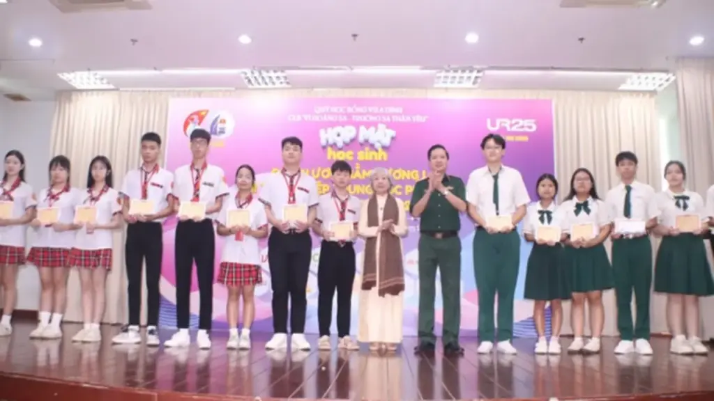 Con mong sau này trở thành cô giáo để giúp các em nhỏ trên đảo Lý Sơn