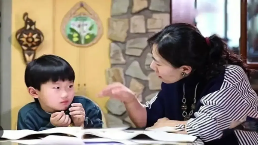 'Con tôi 10 điểm Toán, 9 điểm tiếng Việt nhưng không đạt học sinh xuất sắc'