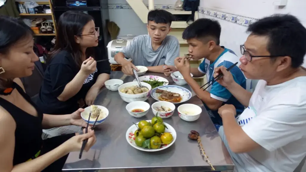 Còn trẻ ai cũng muốn đi xa, trưởng thành chỉ muốn trở về, có tiếng dép của mẹ, có dáng cha xem tivi