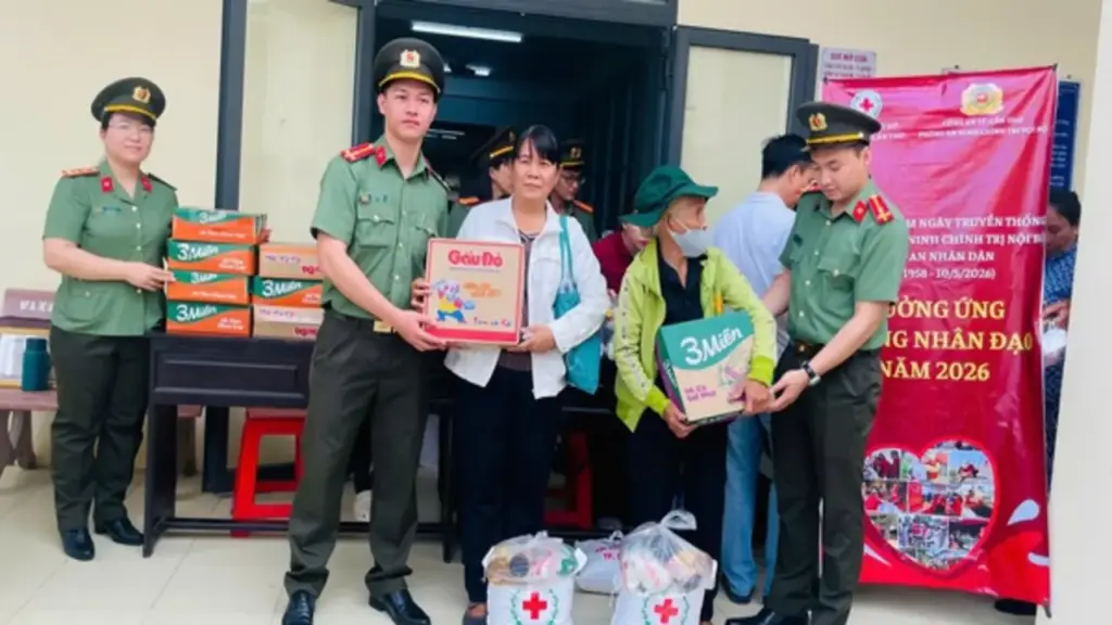 Công an Cần Thơ trao quà, khám bệnh miễn phí tại ‘xóm đạo’ Thạnh An