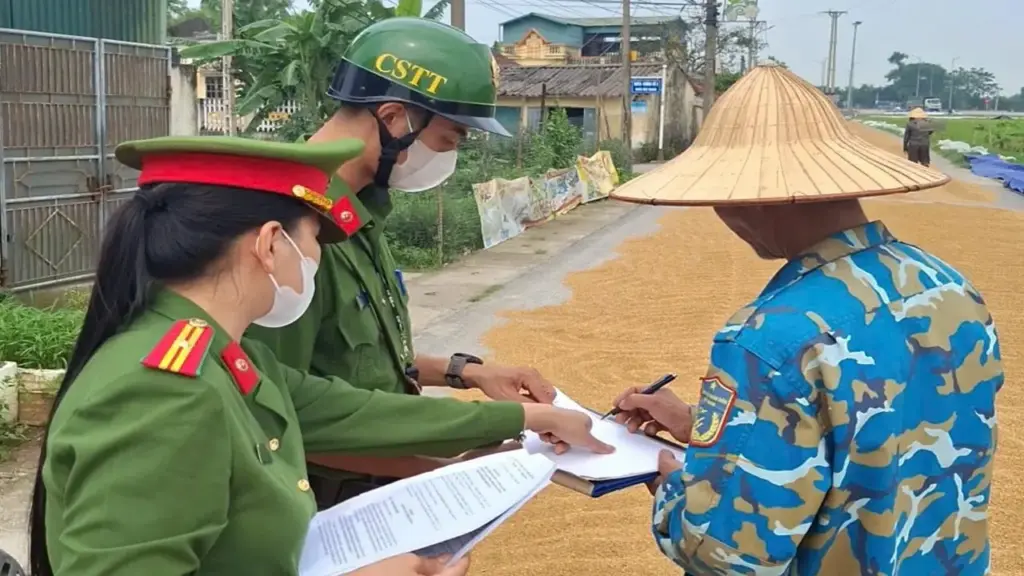 Công an đến từng thôn, xóm tuyên truyền người dân không phơi lúa trên đường