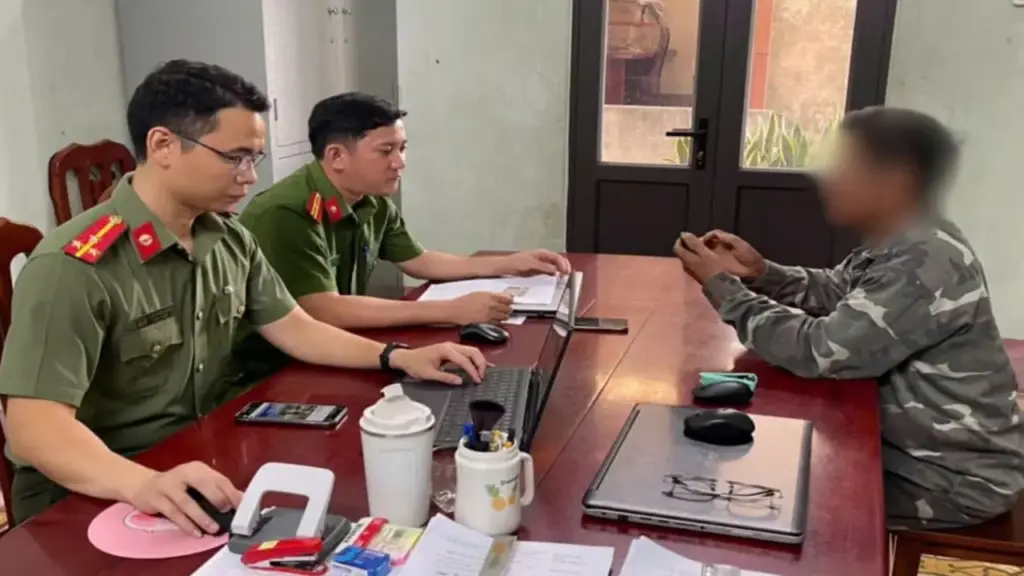 Công an làm việc với người đàn ông chia sẻ bài viết công kích sai sự thật