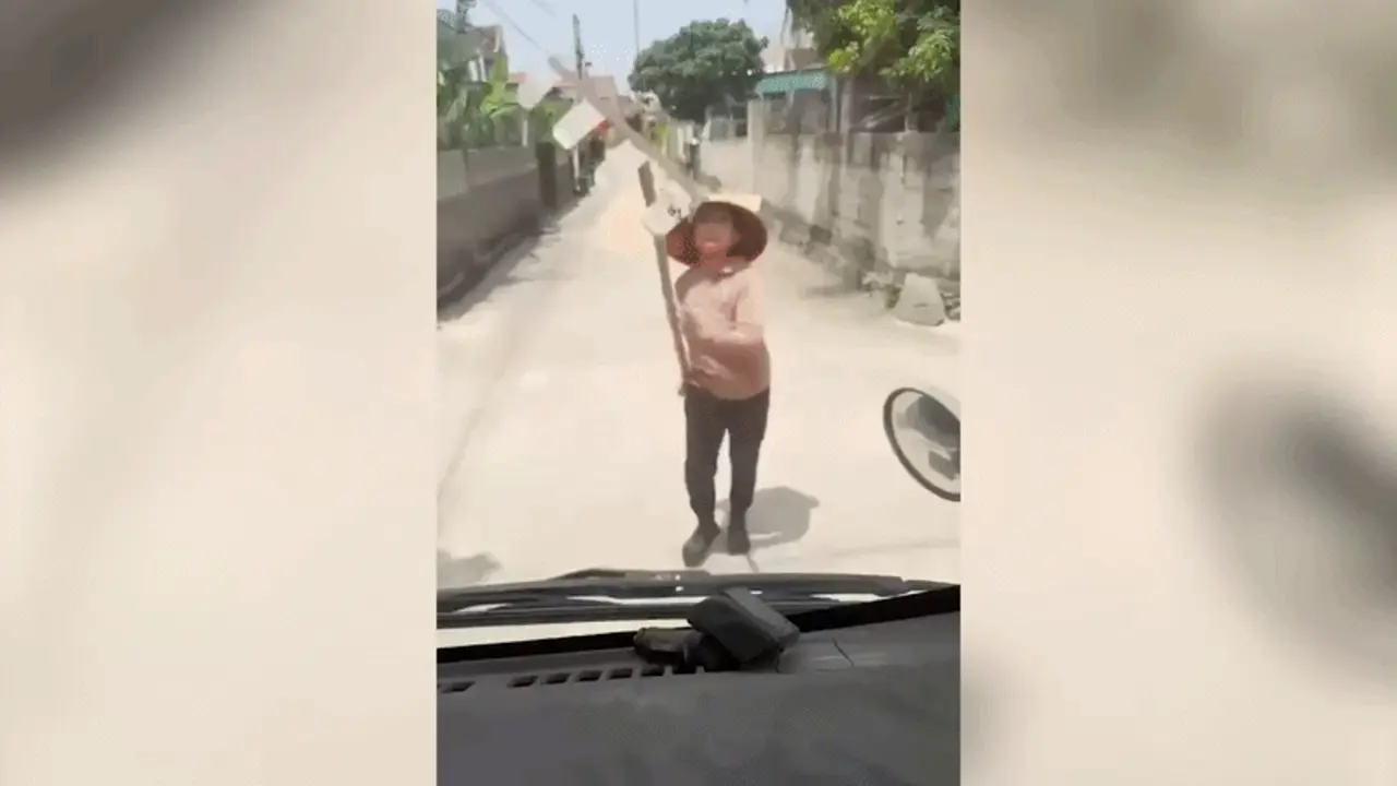 Công an làm việc với người dùng cào đập ôtô đi vào đường phơi lúa