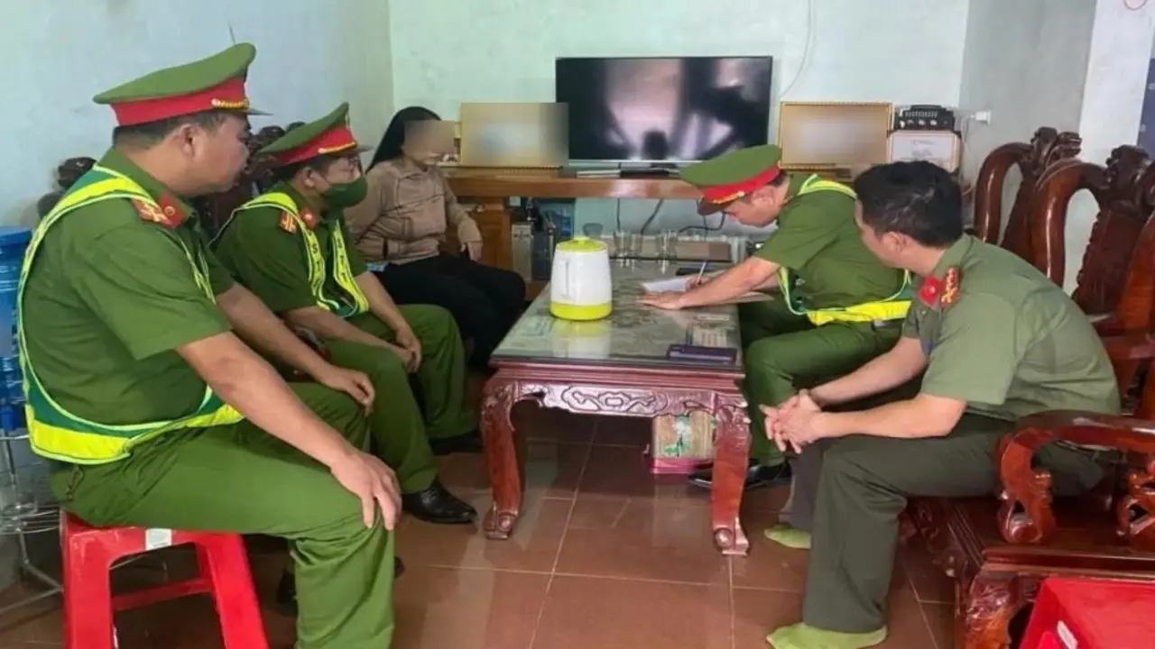 Công an làm việc với người phụ nữ tấn công tài xế khi bị nhắc nhở phơi lúa