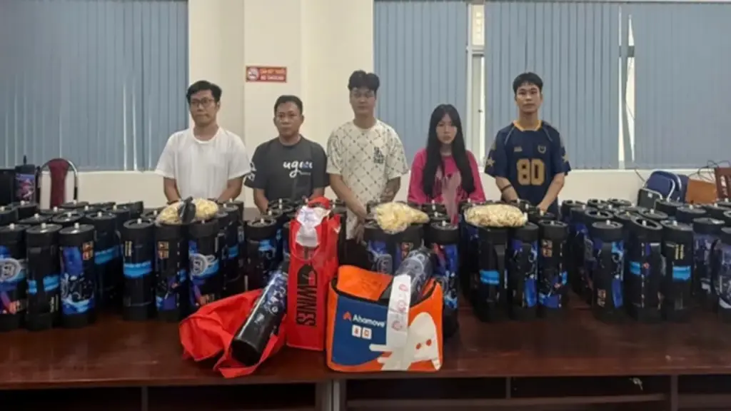 Công an TP.HCM bắt 5 người bán 'khí cười' hơn 20 tỉ đồng