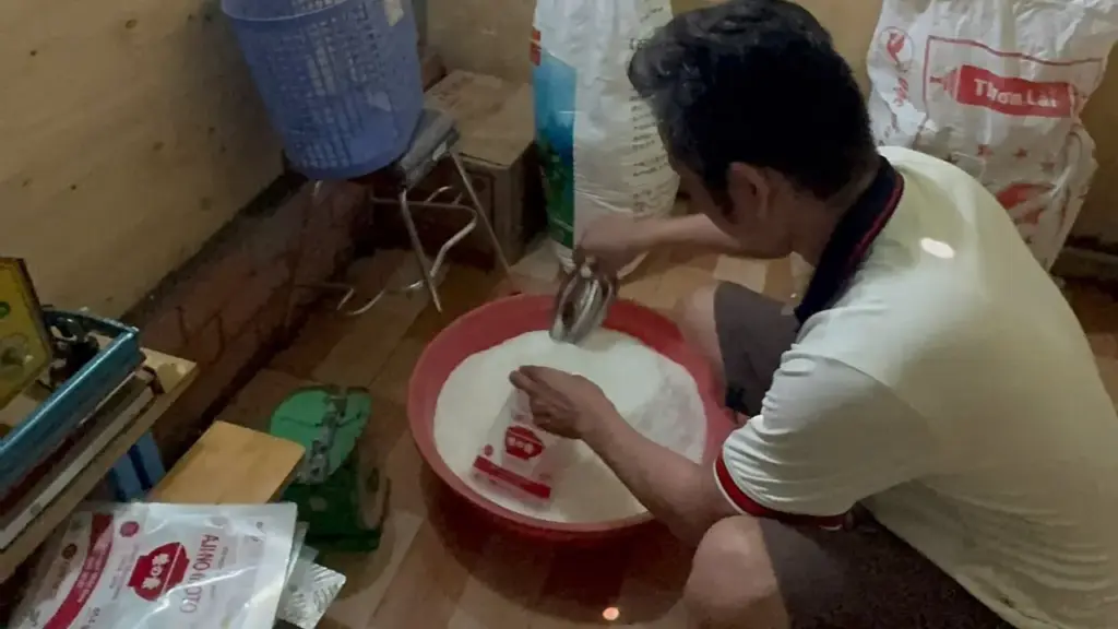 Công an TP.HCM bắt nhóm làm bột ngọt Ajinomoto giả, lên đến hàng tấn