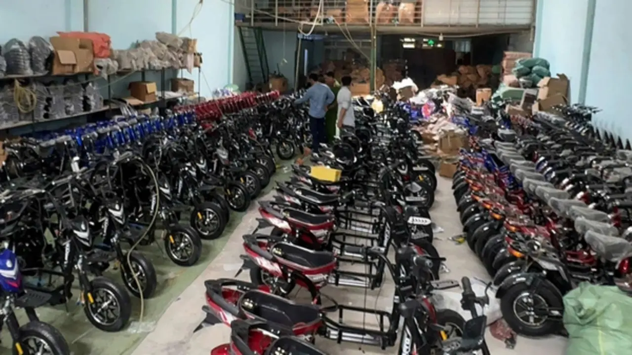 Công an TP.HCM triệt phá xưởng xe điện lậu và tái chế pin cũ