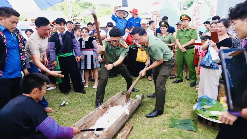 Công an và người dân rộn ràng thi giã bánh dày, nấu cỗ tại ngày hội 'Vì bình yên bản làng'