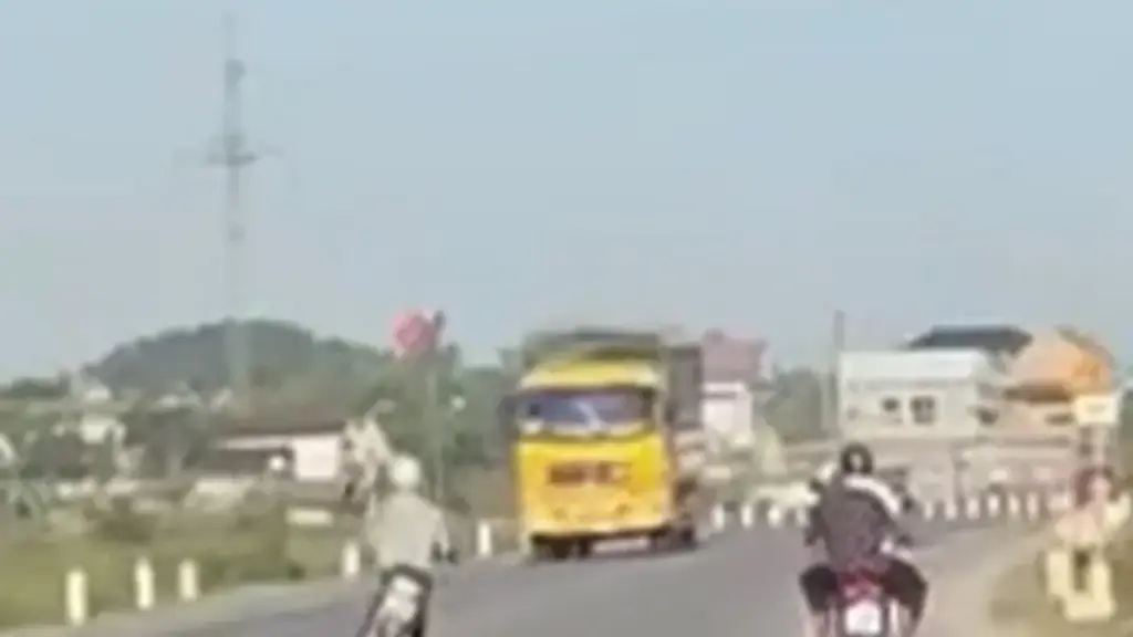 Công an vào cuộc xác minh clip nam thanh niên lạng lách, đánh võng trên đường quốc lộ
