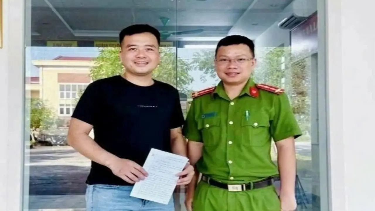 Công an xã hỗ trợ người dân nhận lại 400 triệu đồng chuyển khoản nhầm
