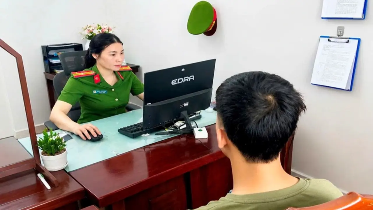 Công an xử phạt thanh niên đăng ảnh phản cảm, bạo lực để "ra oai"