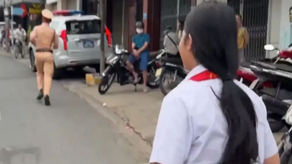 CSGT thành phố Đồng Nai hỗ trợ kịp thời nữ thí sinh đi nhầm điểm thi