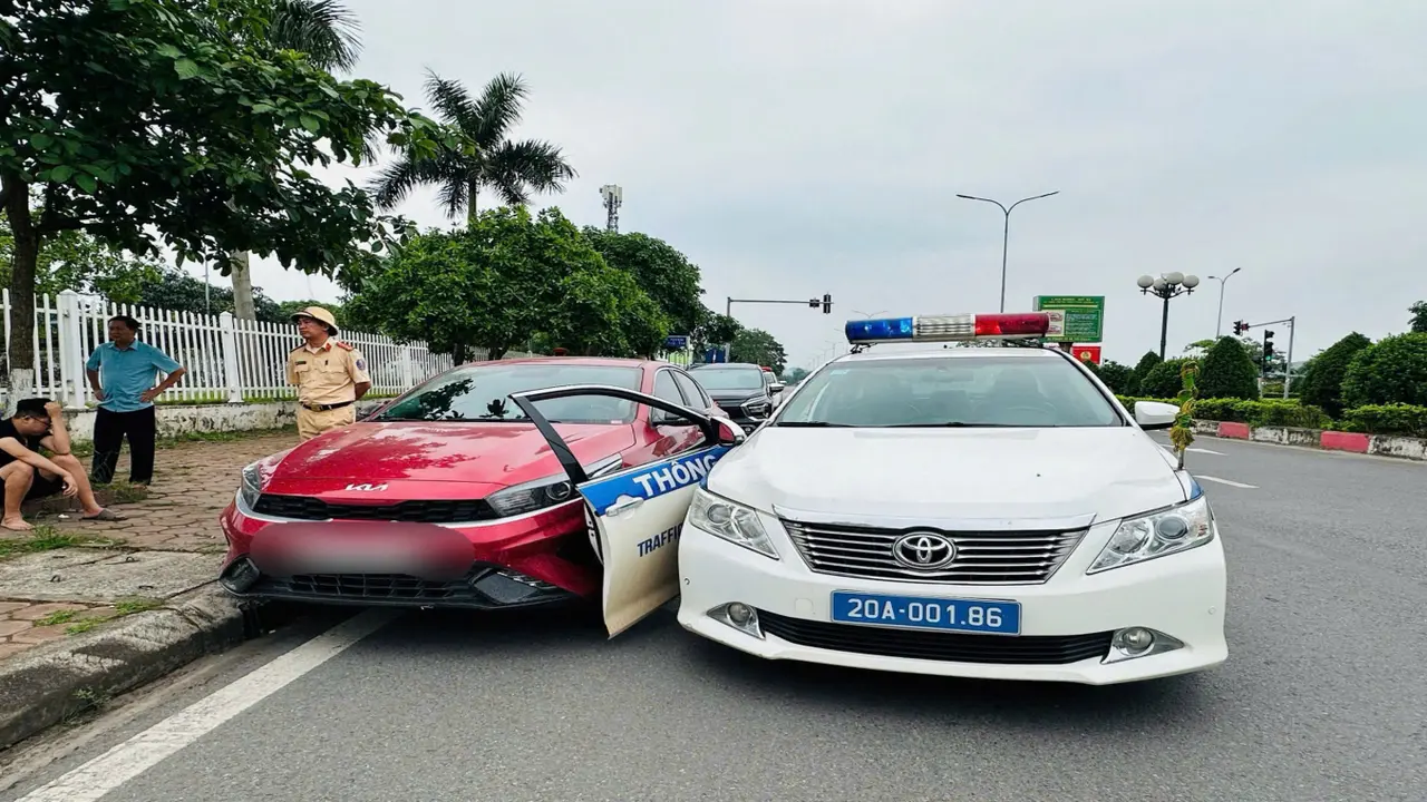 CSGT truy đuổi hơn 2 km bắt tài xế vi phạm nồng độ cồn và tốc độ
