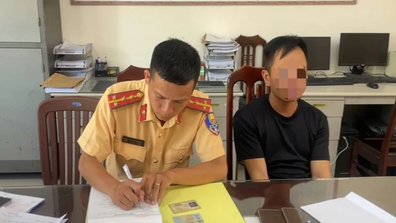 CSGT xử phạt tài xế lắp thiết bị ưu tiên từ phản ánh của người dân