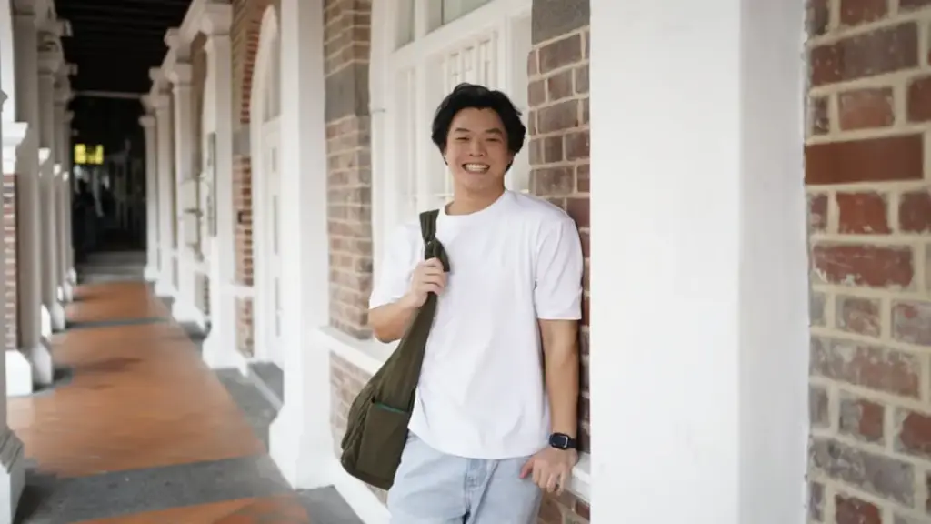 Cử nhân Singapore cất bằng đại học đi làm thợ