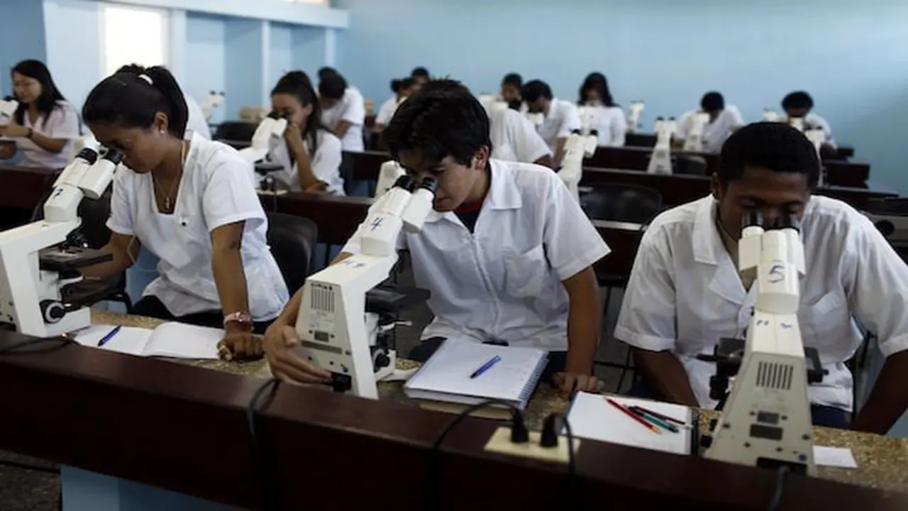 Cuba cho vào đại học không cần thi tuyển