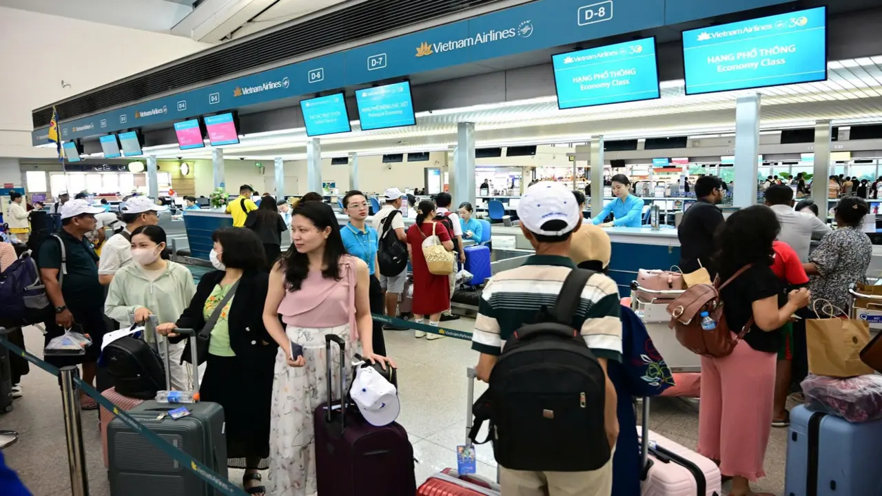 Cục Hàng không siết khiếu nại; ACV cảnh báo thất lạc, cầm nhầm vali mùa du lịch hè