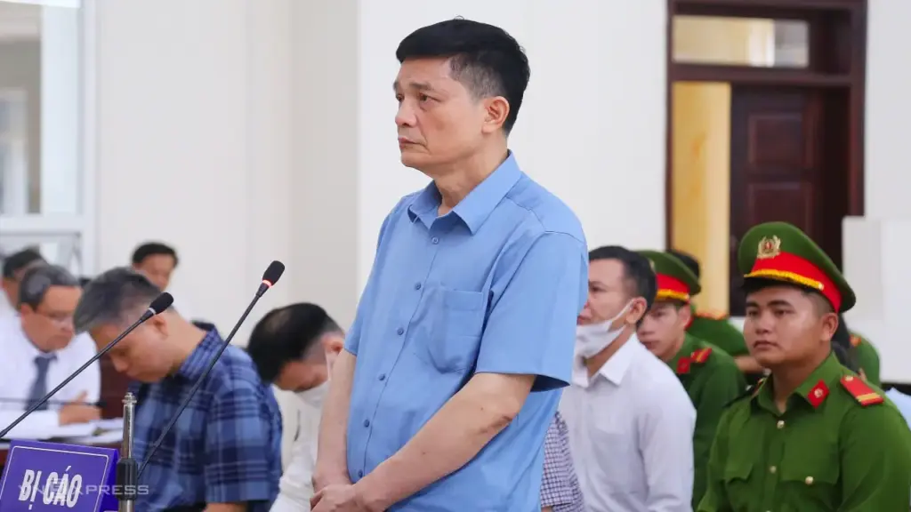 Cựu cục trưởng của Bộ Y tế khai lúc nhận tiền 'chỉ nghĩ là được cảm ơn'