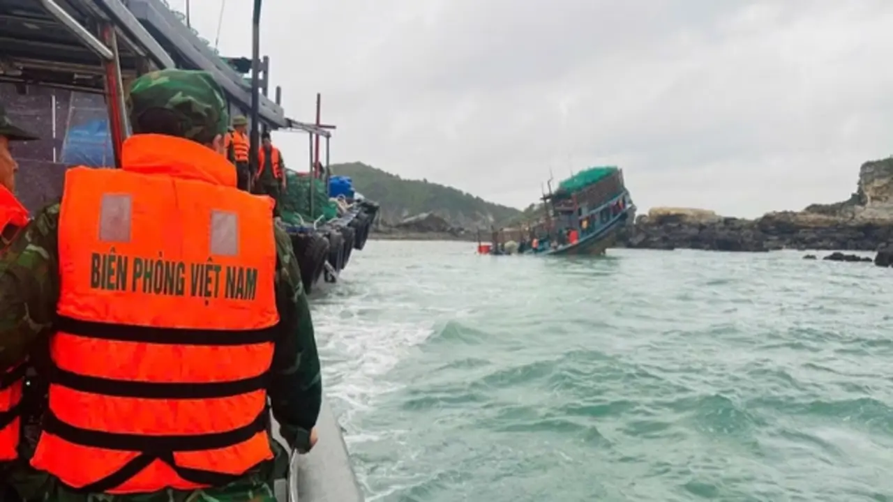 Cứu hộ 8 ngư dân trên tàu cá gặp nạn ở vùng biển đặc khu Cô Tô