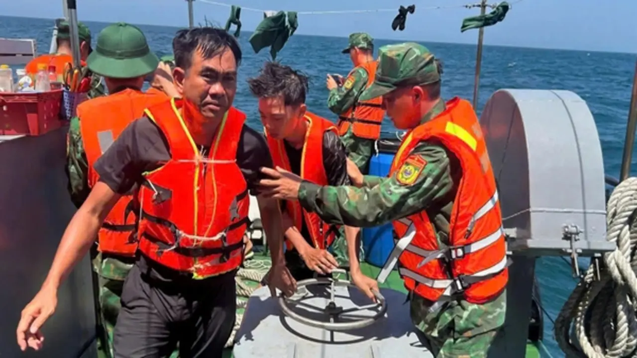 Cứu sống 11 người trên tàu chìm ở Hải Phòng