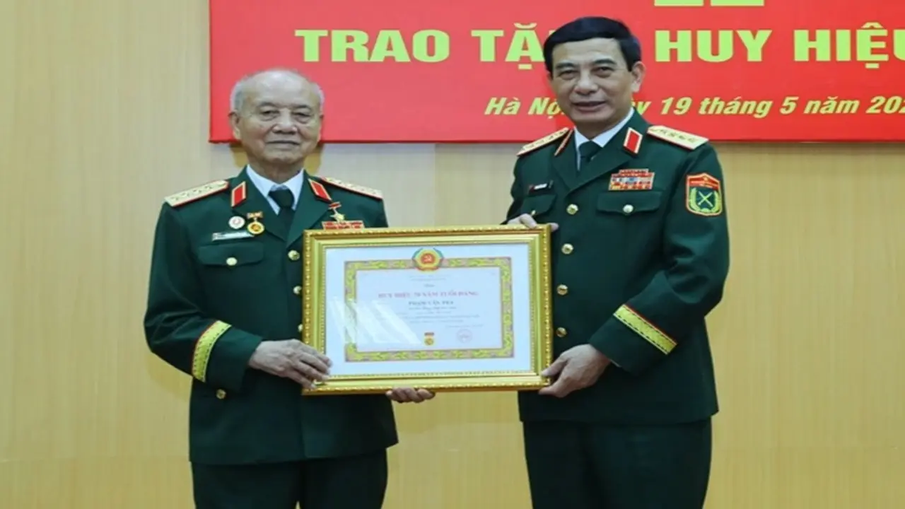 Đại tướng Phạm Văn Trà nhận Huy hiệu 70 năm tuổi Đảng