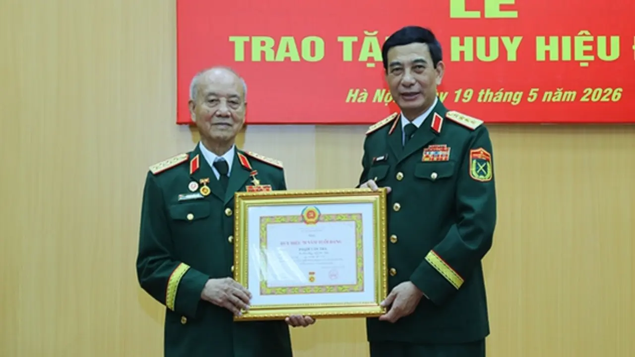 Đại tướng Phạm Văn Trà nhận Huy hiệu 70 năm tuổi Đảng