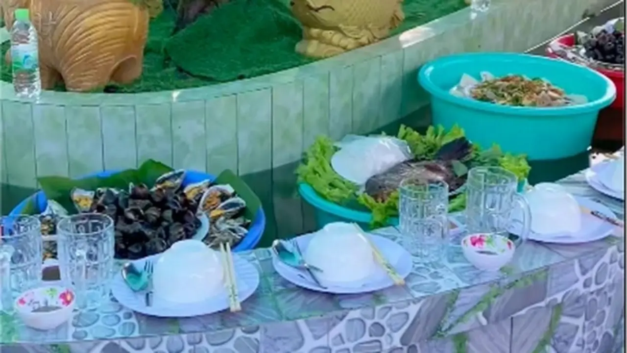 Đám giỗ miền Tây độc lạ với tiệc kiểu "lẩu băng chuyền" khiến nhiều người tò mò
