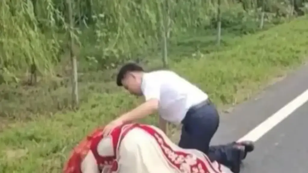 Đang rước dâu, cô dâu bất ngờ xuống xe quỳ lạy bên vệ đường