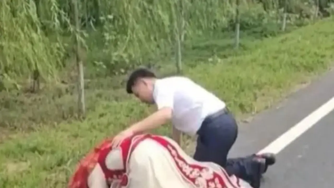 Đang rước dâu, cô dâu bất ngờ xuống xe quỳ lạy bên vệ đường