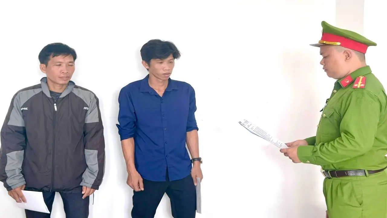 Đánh hàng xóm vì hát karaoke quá to, 2 người bị khởi tố