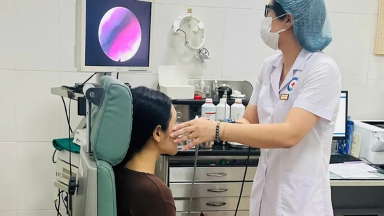 Đau họng sau khi ăn bánh mì, người phụ nữ 47 tuổi sốc nặng khi bác sĩ lấy ra thứ "đáng sợ"