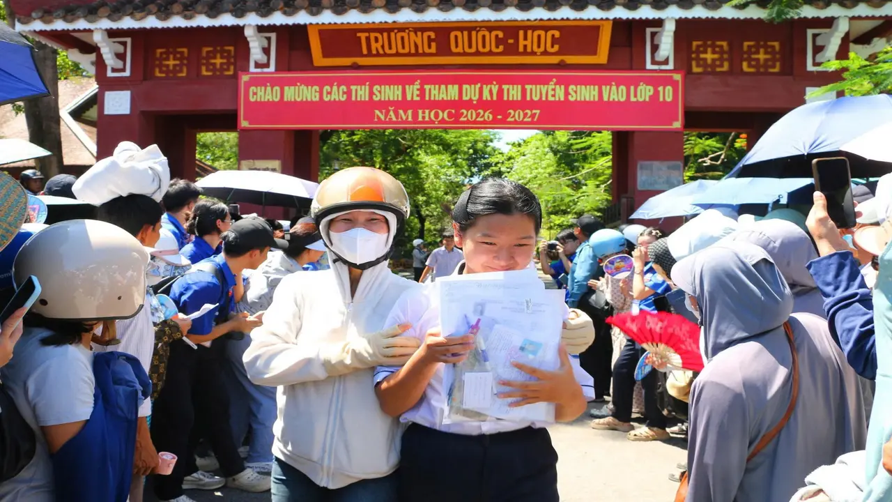 Đề thi tuyển sinh lớp 10 ở Huế tổng 11 điểm có yếu tố cắt ghép