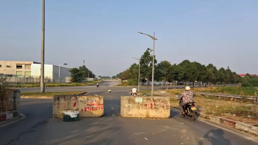 Đem các khối bê tông chắn giữa đường ở TP.HCM mà không có cảnh báo