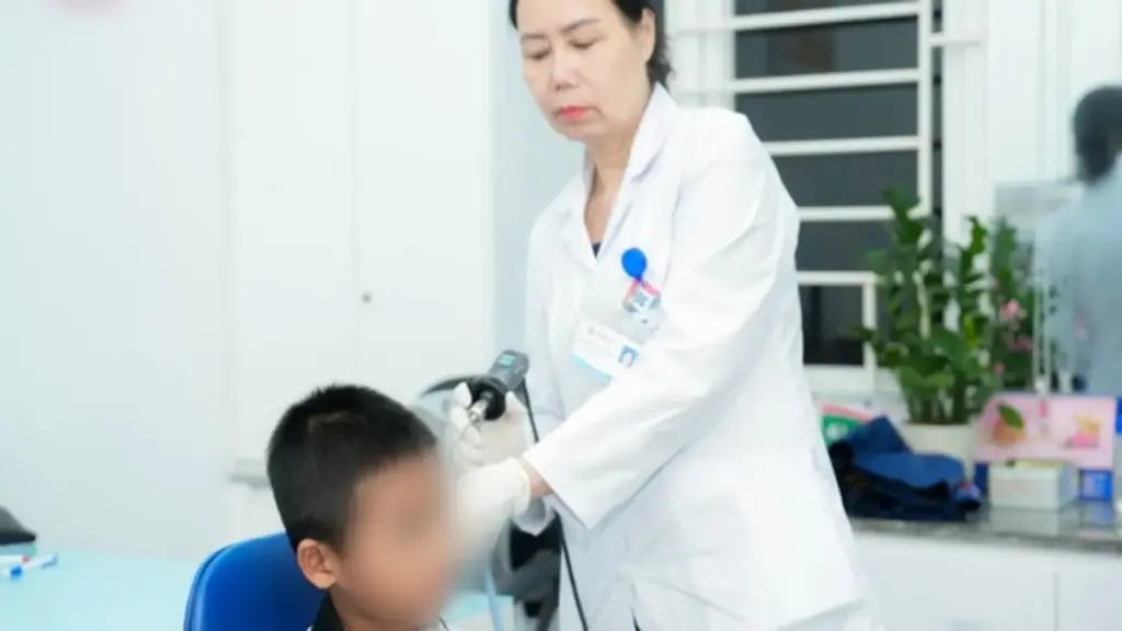 Đi bơi mùa hè nhiều trẻ nhập viện vì viêm tai, bác sĩ khuyên cha mẹ nên tránh điều này