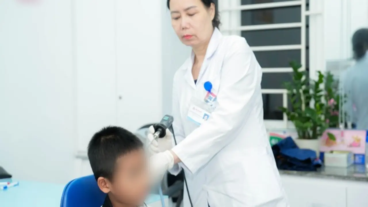 Đi bơi mùa hè nhiều trẻ nhập viện vì viêm tai, bác sĩ khuyên cha mẹ nên tránh điều này