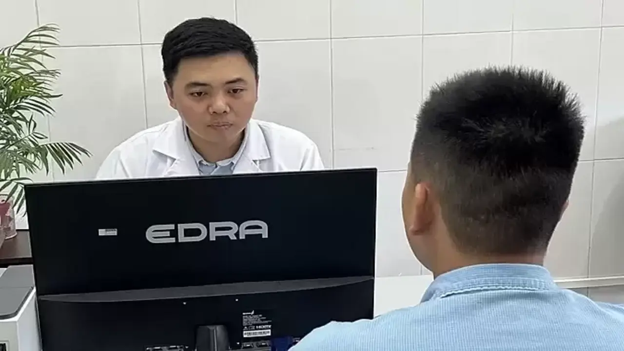 Đi khám nhiều nơi không ra bệnh, chàng trai phải nhập viện tâm thần