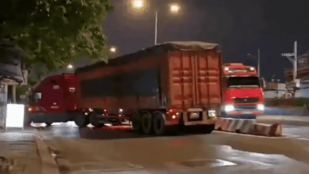 Đi ngược chiều cho tiện đường, tài xế container bị CSGT TP.HCM phạt 5 triệu đồng