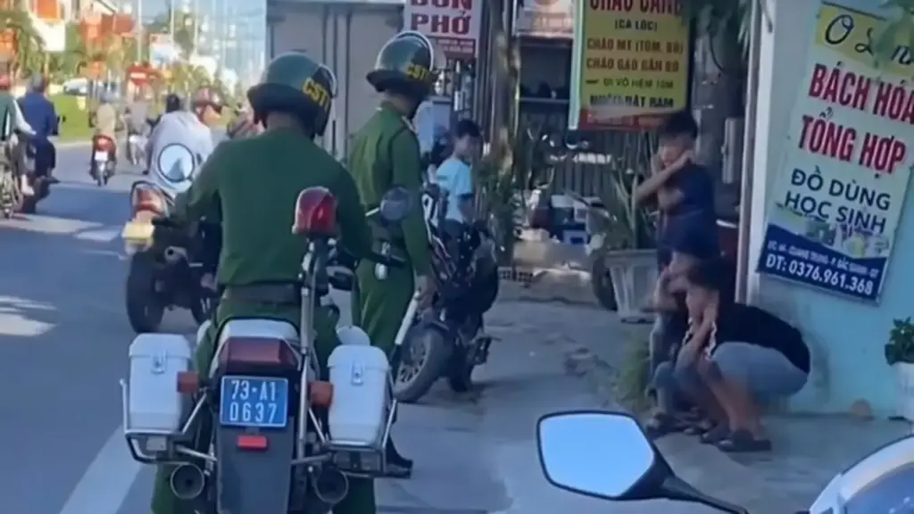 Đi xe máy điện không đội mũ bảo hiểm, 3 học sinh bị 'phạt' theo cách độc