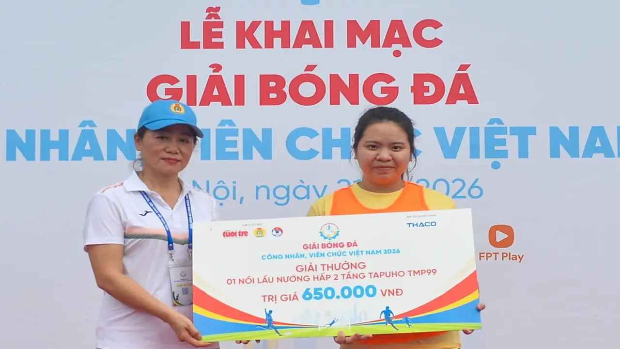 Đi xem bóng đá, cô sinh viên bất ngờ được nhận thưởng